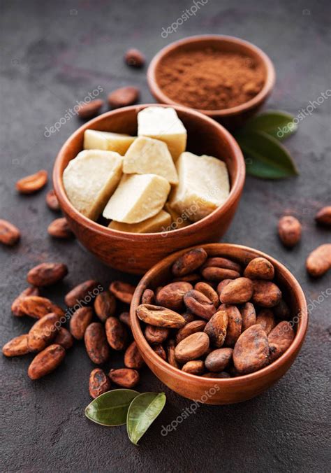 Fotografía de granos de cacao y manteca de cacao