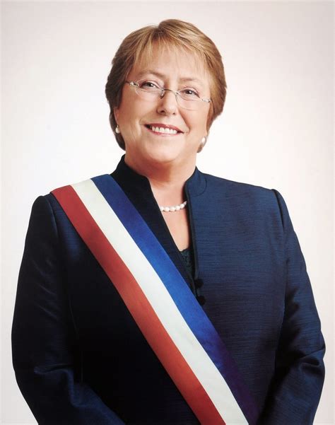 Foto de la Presidenta Michelle Bachelet y Alejandro Buvinic en la planta de Valbifrut