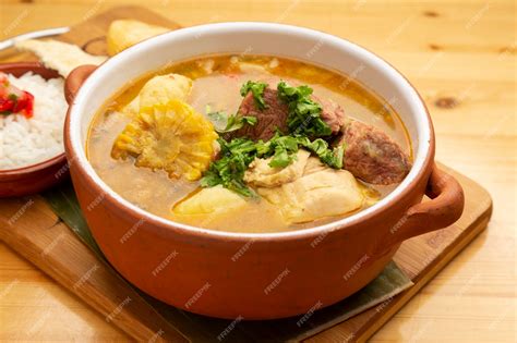 Sancocho de gallina tradicional con papa y yuca