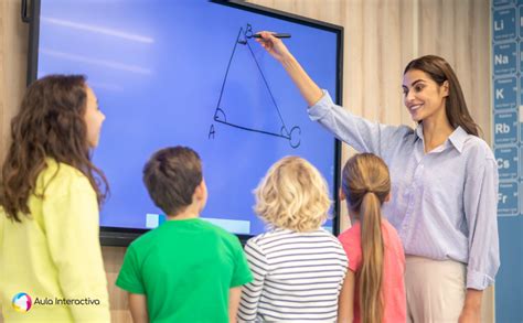 Docente interactuando con estudiantes utilizando diversos materiales educativos en un aula