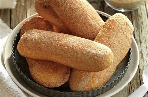 Fotografía de primer plano de galletas de champaña dispuestas en una bandeja