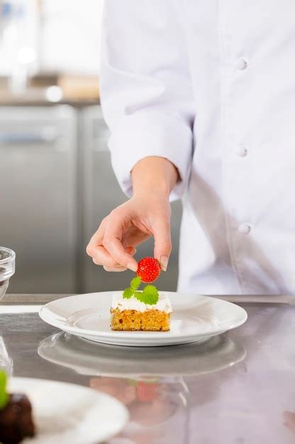Chef decorando un postre profesional de Nestlé