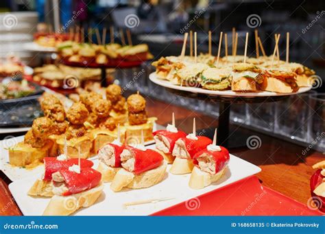 Variedad de pintxos en un mostrador de bar