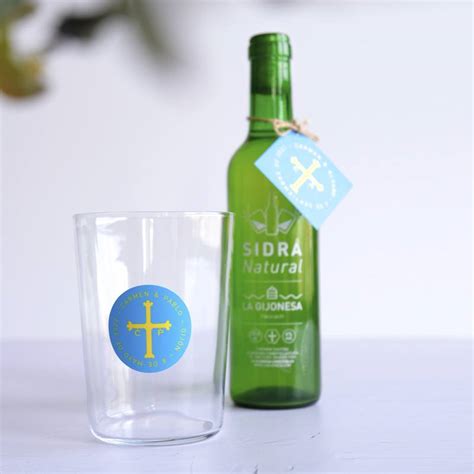 Botella de sidra vasca con vaso y escanciador