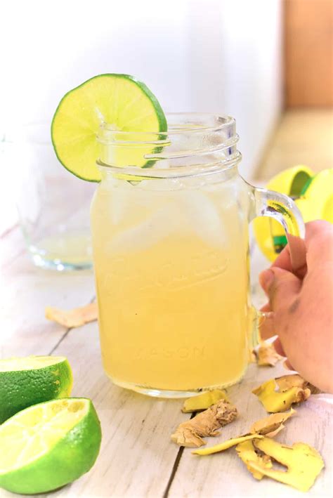 Vaso de limonada de jengibre con rodajas de limón y raíz de jengibre fresca