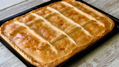 Ingredientes para el relleno de empanada gallega: bacalao, cebolla y pasas