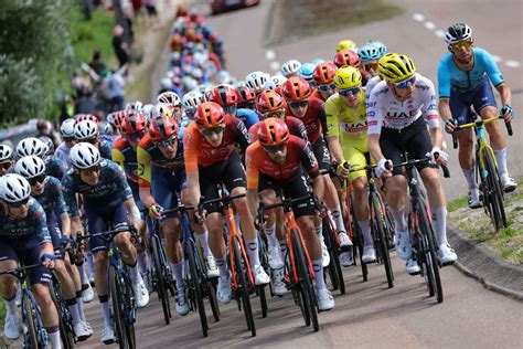 Pelotón de ciclistas en el Tour de Francia