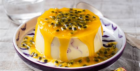 Ingredientes frescos para el postre de maracuyá en copón: maracuyá, galletas, crema, leche condensada, menta.