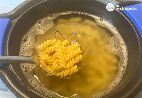 Esquema mostrando cómo el agua de cocción de la pasta se enriquece con almidón