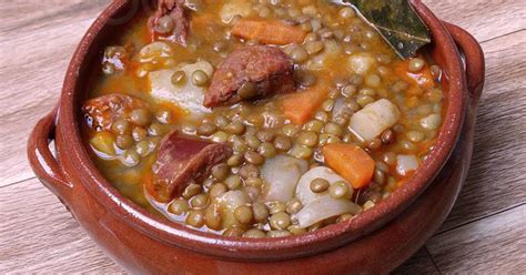 Fotografía: Lentejas con arroz y costilla recién cocinadas