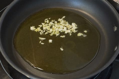 Esquema paso a paso: limpieza de setas, sofrito de ajo y mezcla con la pasta