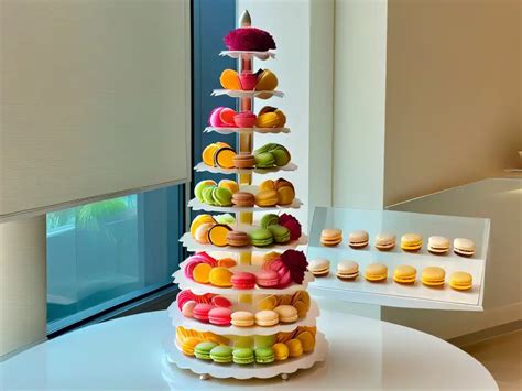 Exhibición colorida de macarons y tartas en BO&MIE