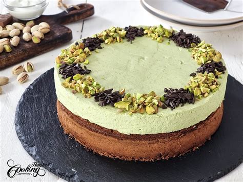 Pastel en forma de caracol (escargot) de chocolate y pistacho