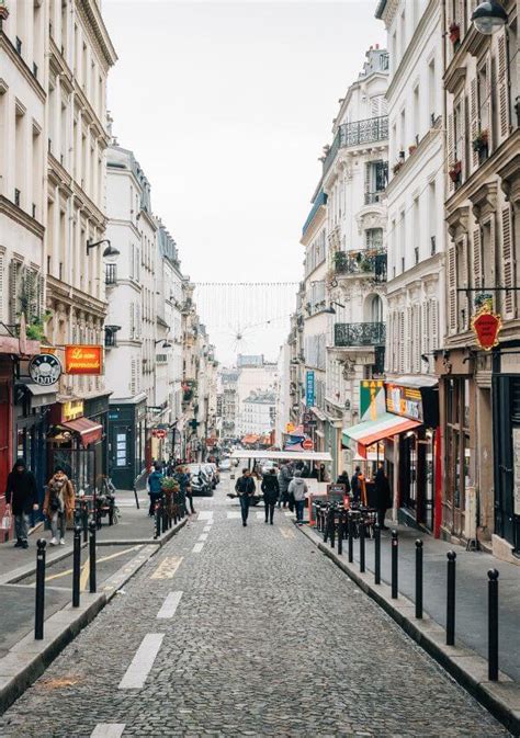 Calle animada Rue des Martyrs en París