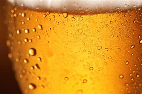 Fotografía profesional de alta resolución de una cerveza helada con gotas de condensación en un vaso escarchado