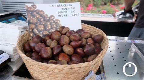Castañas frescas y asadas en un puesto de venta