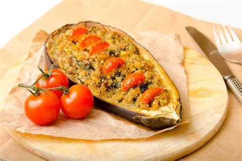 Plato de berenjenas rellenas de cuscús y verduras