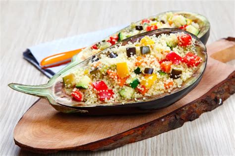 Variación de berenjenas rellenas de cuscús con queso gratinado