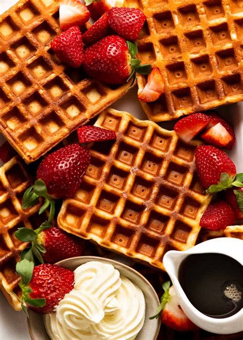 Fotografía profesional de waffles recién hechos con bayas frescas y un toque de sirope sin azúcar