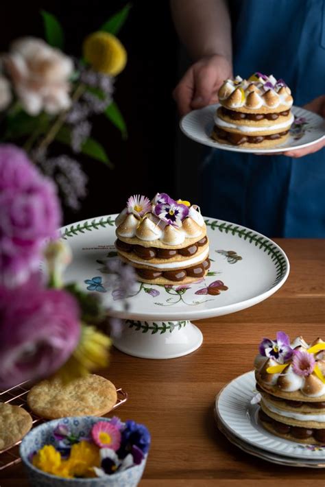 Mini tortas de hojarasca con manjar y merengue decoradas