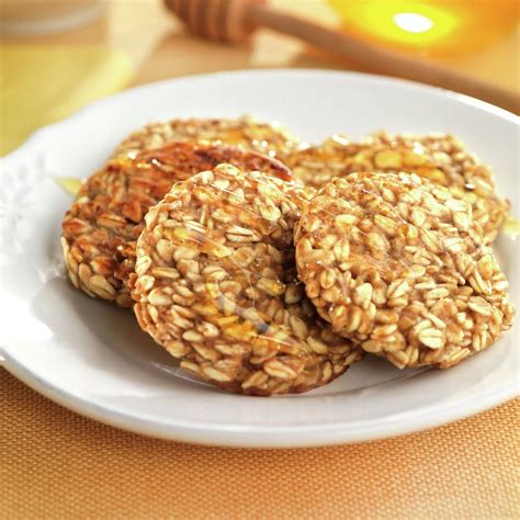 Manos formando galletas de avena en una bandeja de horno