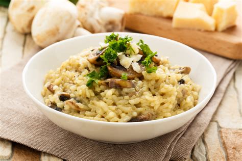 foto de un risotto cremoso servido en un plato