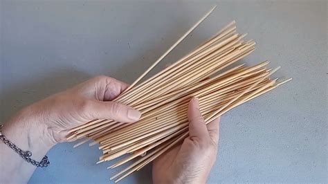 esquema de cómo envolver los extremos de los palitos de brocheta con papel de aluminio para evitar quemaduras