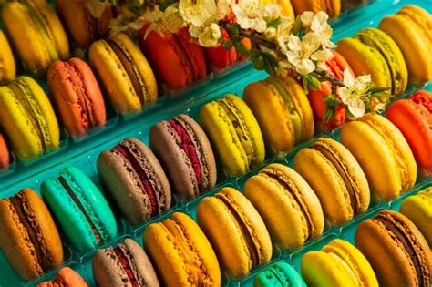 Primer plano de macarons coloridos y perfectamente formados, listos para ser rellenos.