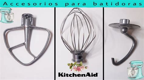 Batidora eléctrica de pie con accesorio de varillas en acción