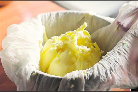 Mantequilla casera siendo lavada en agua con hielo
