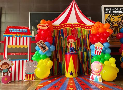 Diseño de fiesta de circo colorida con elementos vintage y globos