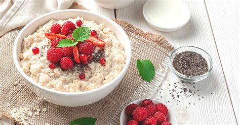 Bol de avena con frutas frescas y semillas.