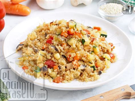 Plato de quinoa cocida con verduras.