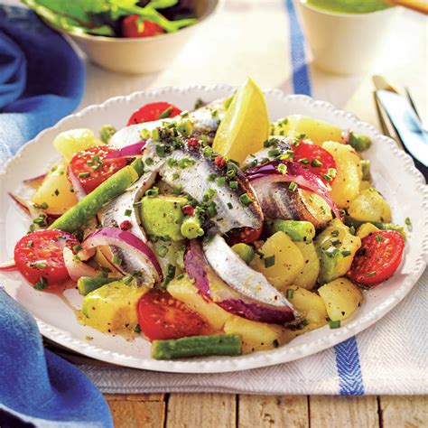 Ensalada de patatas con sardinas y cebolla