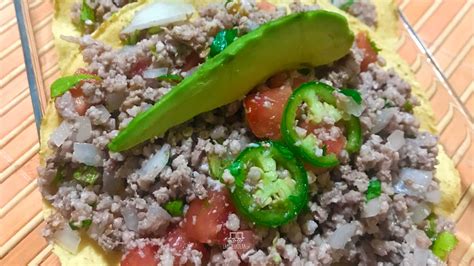Imagen de una porción de carne tártara de res bien presentada