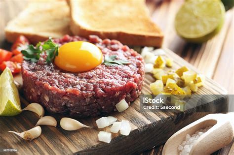Foto de carne tártara clásica de res con yema de huevo