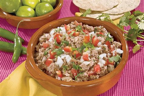 Foto de carne tártara con angulas y sardinas en un plato
