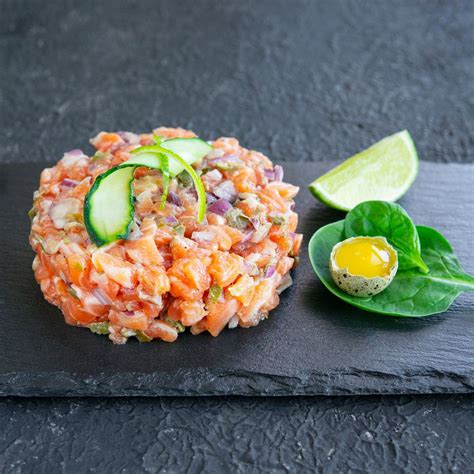 Foto de tártara de salmón fresco y ahumado