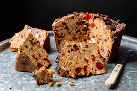 Foto de un pan de pascua chileno recién horneado con una rebanada y un vaso de cola de mono