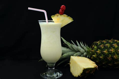 Ilustración de una Piña Colada clásica servida en una copa huracán con una rodaja de piña y una cereza.