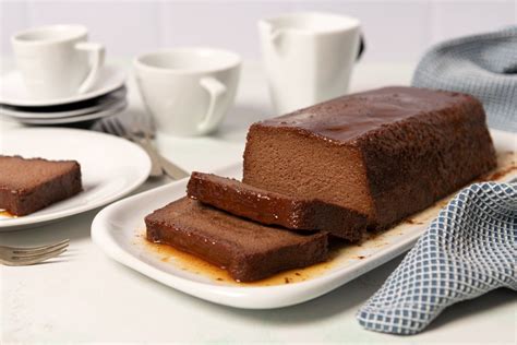Imagen de un pudin de gianduja recién desmoldado y decorado.