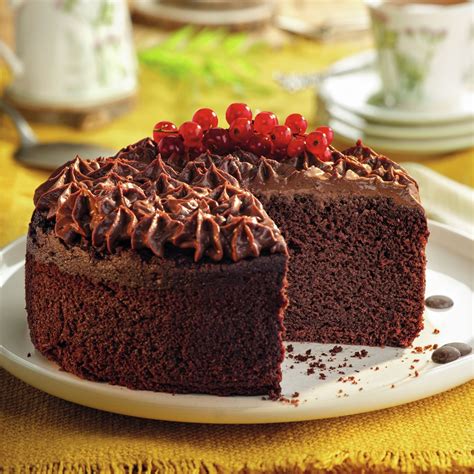 Un bizcocho húmedo de castañas y chocolate, con una textura visiblemente tierna.