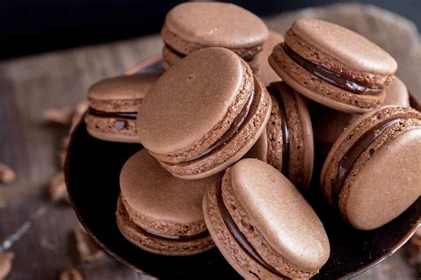 Una bandeja de macarons de chocolate listos para rellenar.