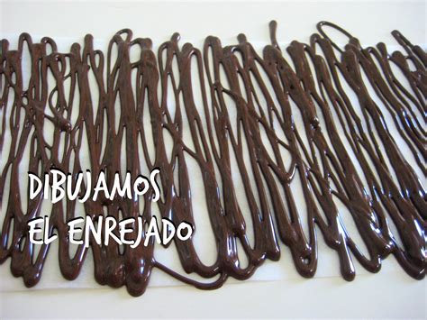Un ejemplo de enrejado de chocolate aplicado a una tarta.