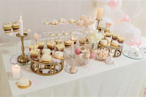 Decoración de mesa dulce con variedad de dulces y elementos decorativos