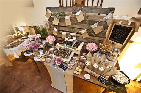 Mesa de dulces rústica con elementos de madera y pizarra