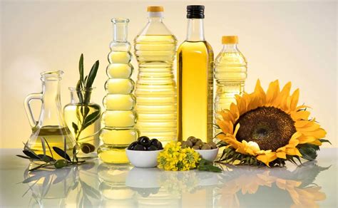 Ilustración de diferentes tipos de aceites vegetales y plantas secas para la elaboración de oleatos.