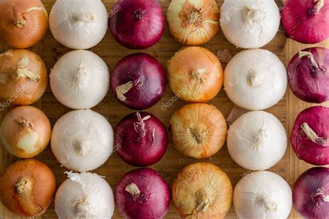 Variedad de cebollas de diferentes colores (rojas, amarillas, blancas)