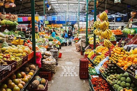 vista general de una plaza de mercado colombiana con puestos de venta de alimentos y hierbas medicinales