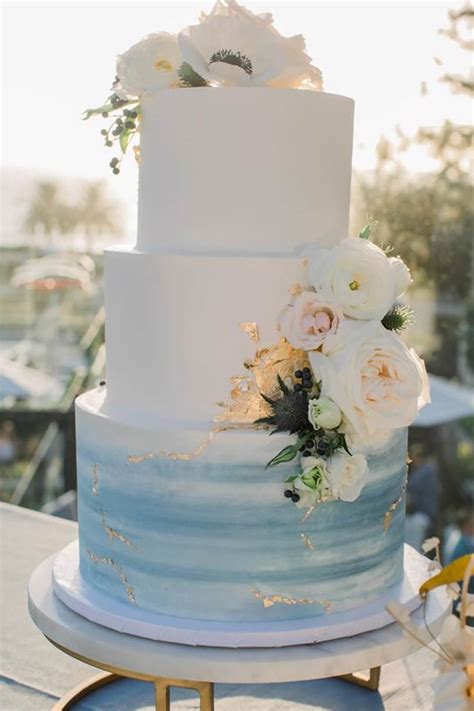 Pastel de boda celeste pastel con detalles en beige y flores